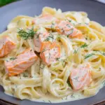 Pasta mit Lachs und Sahneso&szlig;e