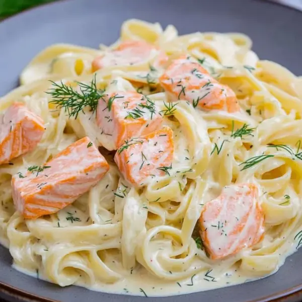 Pasta mit Lachs und Sahnesoße