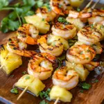 Gegrillte Garnelenspie&szlig;e mit Ananas in &Ouml;l und Knoblauchso&szlig;e